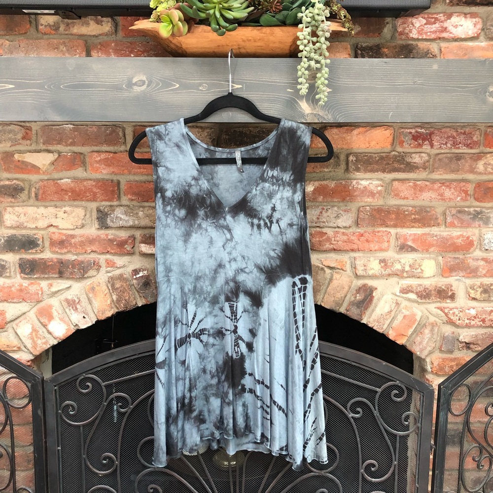 Blue Sky flowy tank in black/gray tie-dye